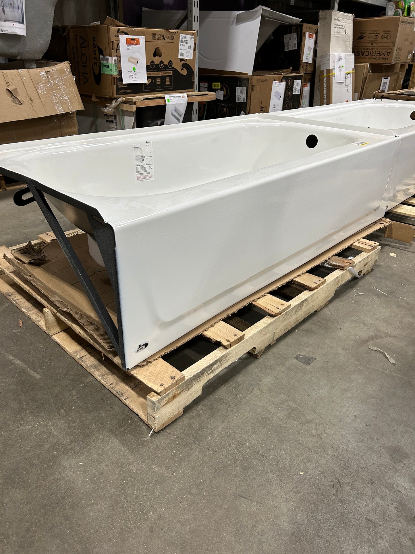Aloha 60 in. x 30 in. Soaking Bathtub with Right Drain in White (Damaged)