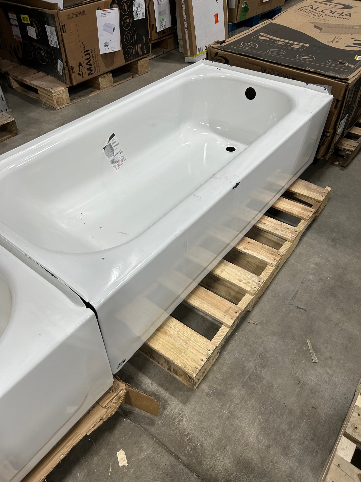 Aloha 60 in. x 30 in. Soaking Bathtub with Right Drain in White