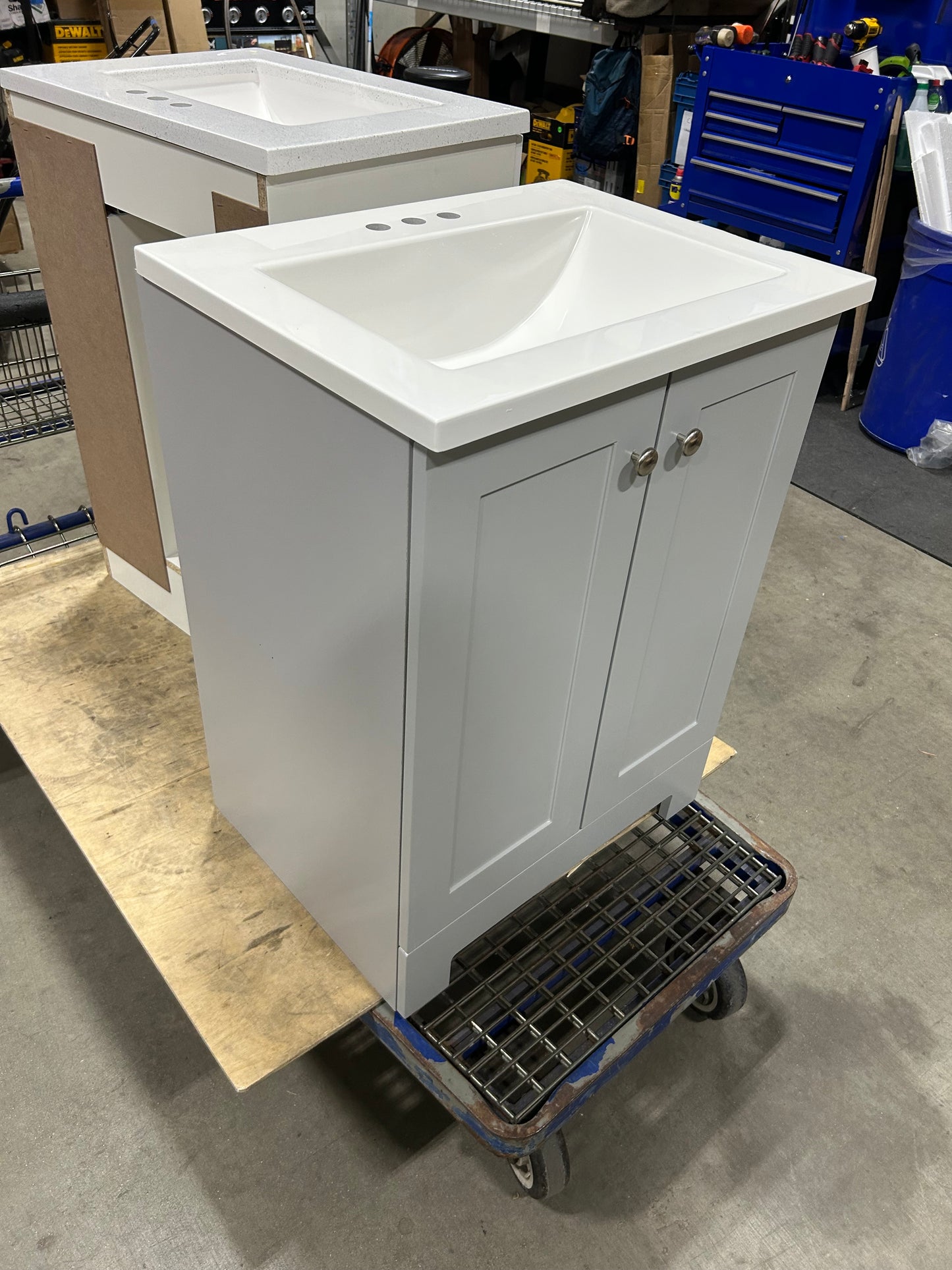 24 in. W x 19 in. D x 33 in. H Single Sink Freestanding Bath Vanity in Pearl Gray with White Cultured Marble Top (Damaged)