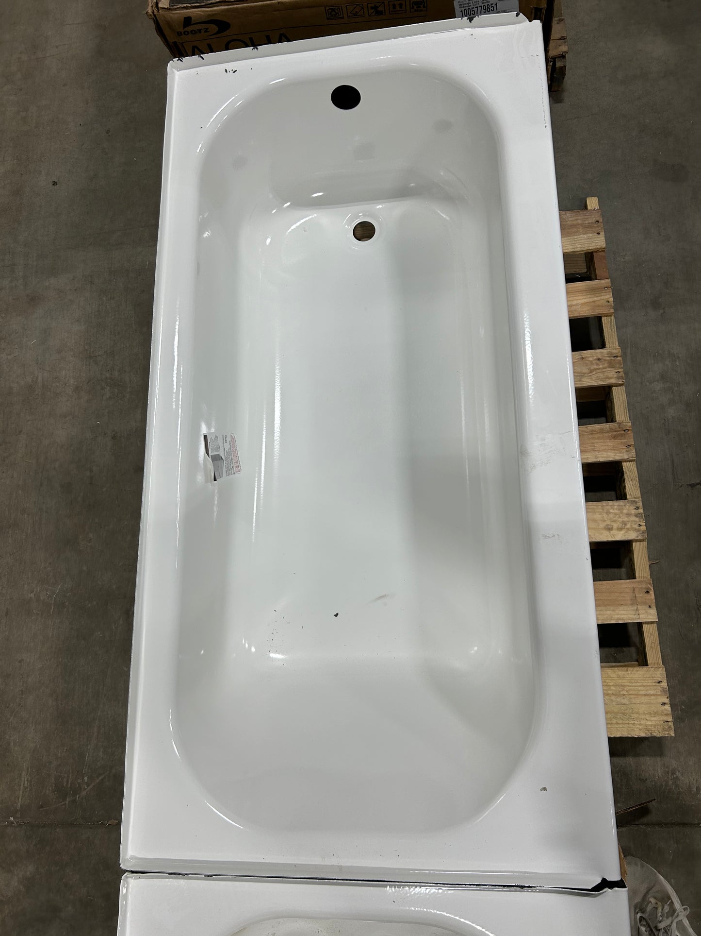 Aloha 60 in. x 30 in. Soaking Bathtub with Right Drain in White